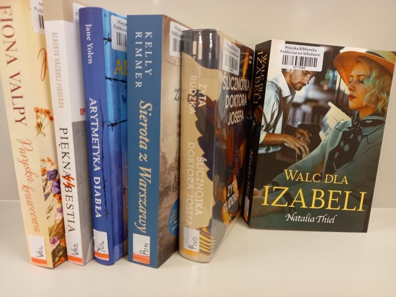 Grzbiety pięciu stojących książek i okładka książki: Natalia Thiel: Walc dla Izabeli