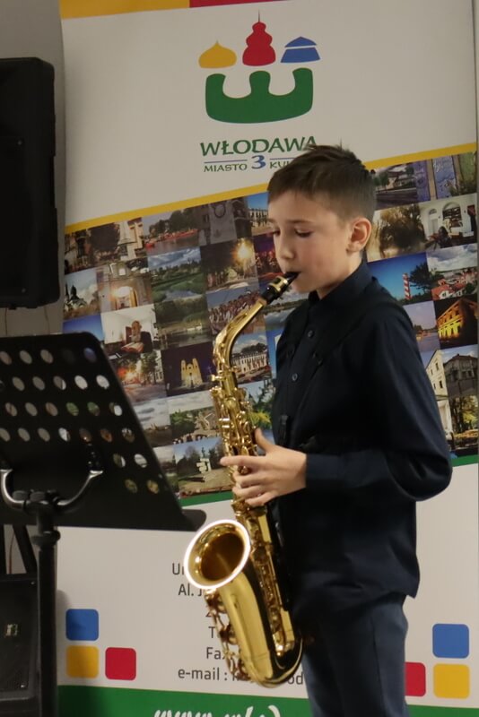 Chłopiec grający na saksofonie. 