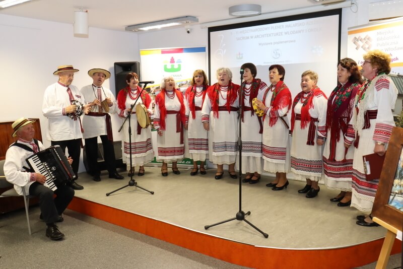 Grupa osób we włodawskich strojach ludowych. Zespół śpiewaczy Kresowianki. 