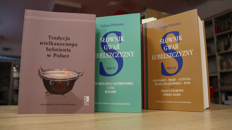Dwa tomy Słownika gwar Lubelszczyzny i publikacja Tradycja wielkanocnego bębnienia w Polsce stojące na stole