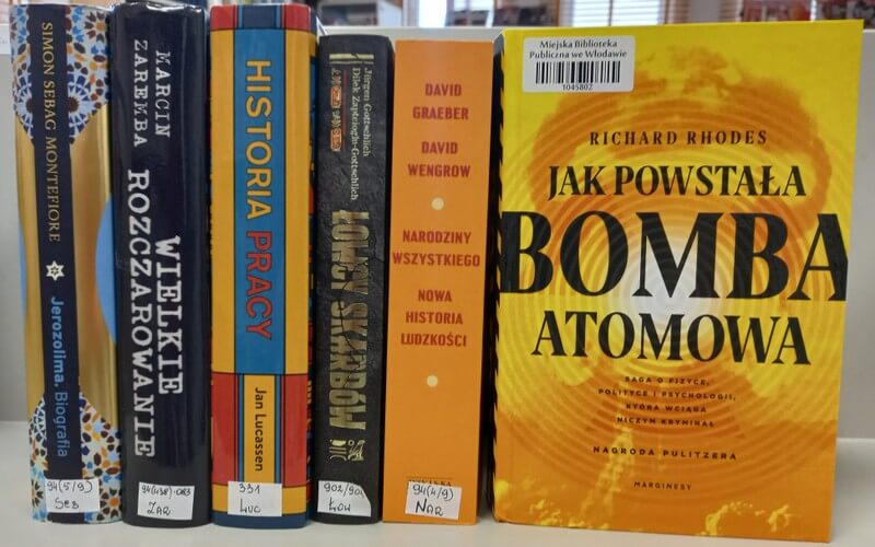 Sześć książek stojących, widoczna jedna okładka: Richard Rhodes: Jak powstała bomba atomowa.