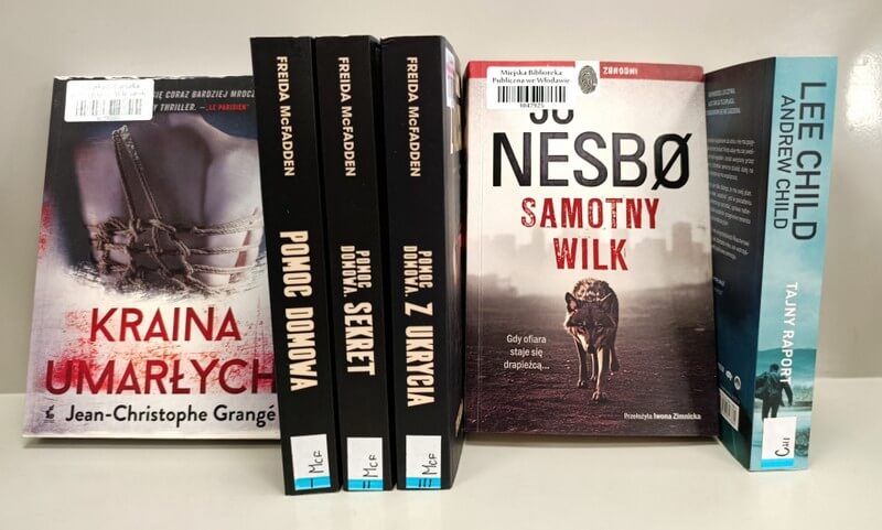 5 książek stojących - literatura sensacyjna.