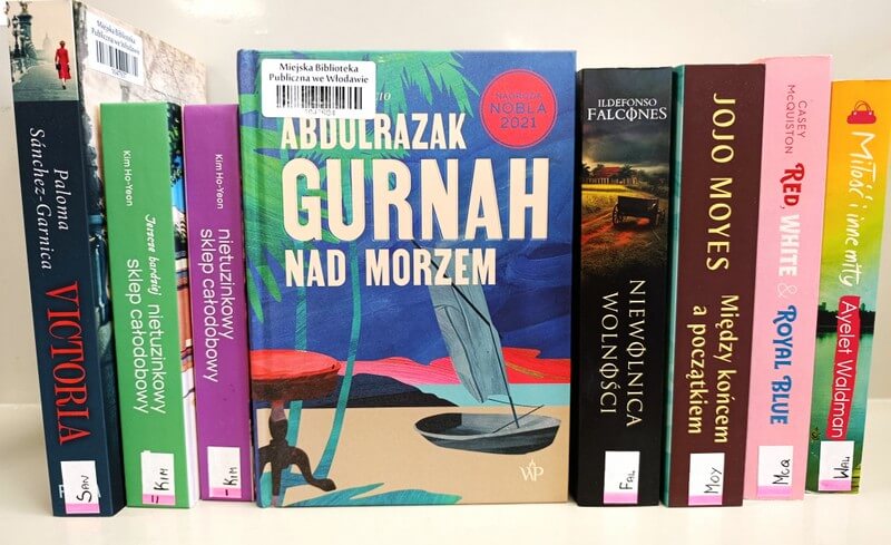 8 książek stojących - literatura obyczajowa.
