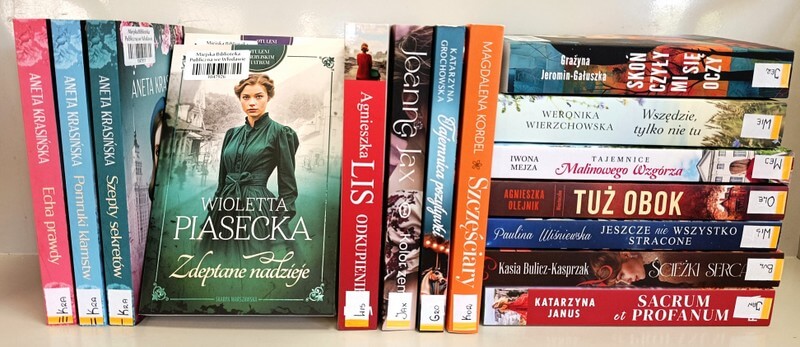 7 książek leżących, 8 książek stojących - literatura obyczajowa.