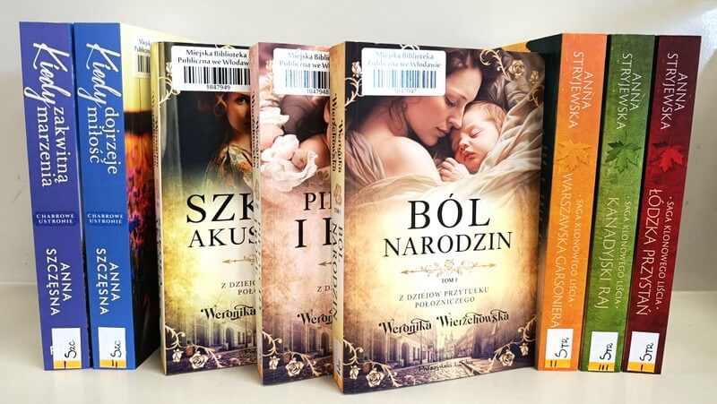 8 książek stojących - literatura obyczajowa.