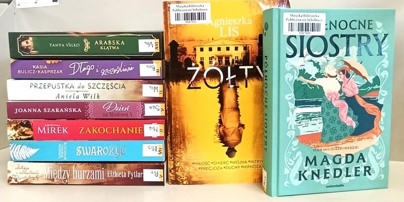 7 książek leżących, 2 książki stojące - literatura obyczajowa.