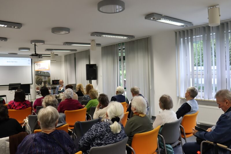 Publicznosć siedząca na krzesłach