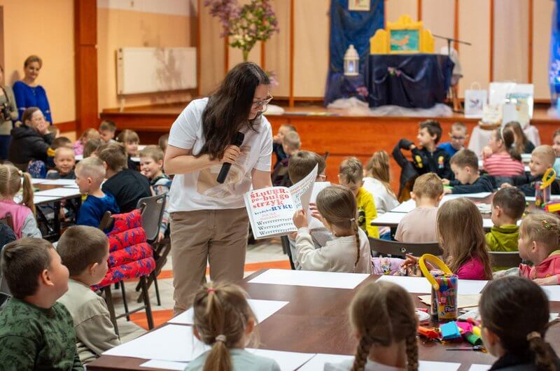 Kłapołapek odwiedza Gminną Bibliotekę Publiczną w Hannie