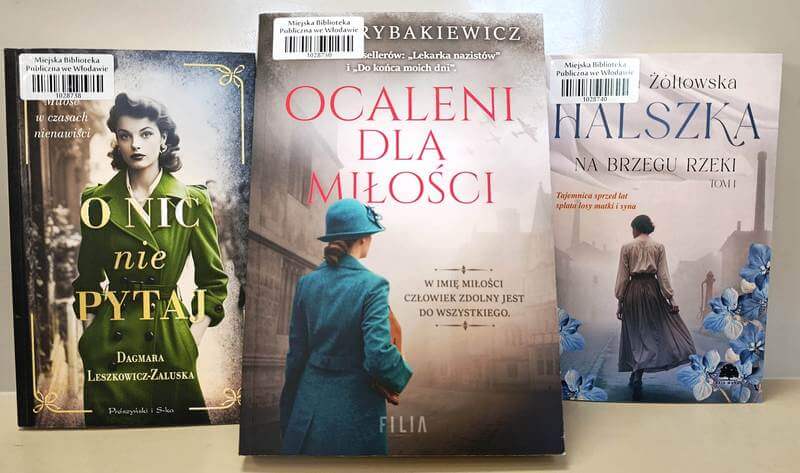 3 książki stojące - literatura obyczajowa.