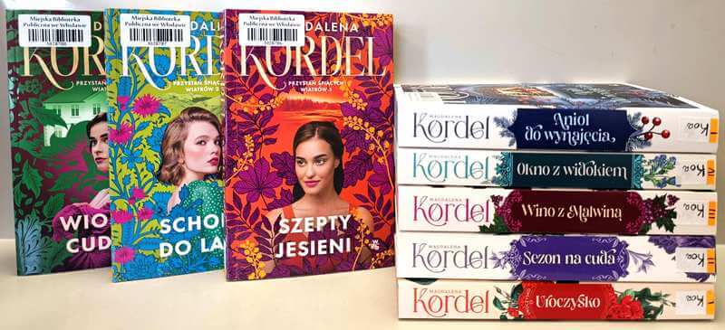 3 książki stojące, 5 książek leżących - literatura obyczajowa.