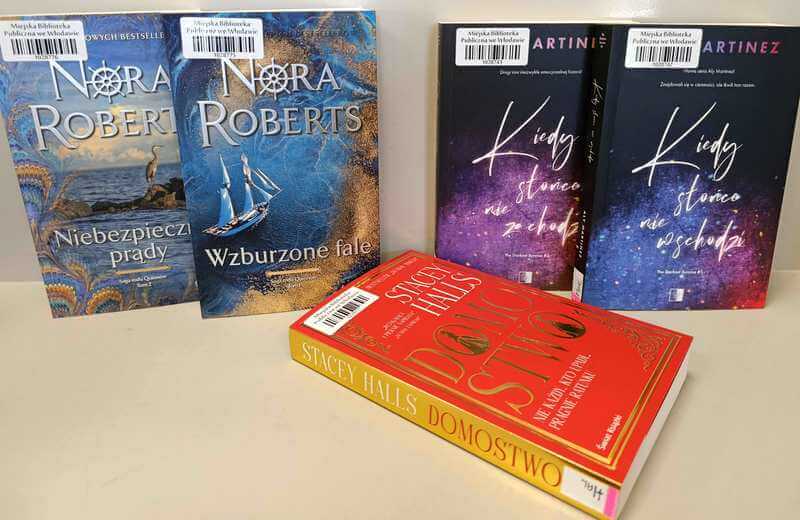 4 książki stojące, 1 książka leżąca - literatura obyczajowa.