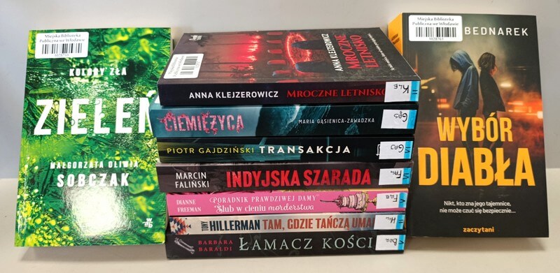7 książek leżących, 2 książki stojące - literatura sensacyjna.