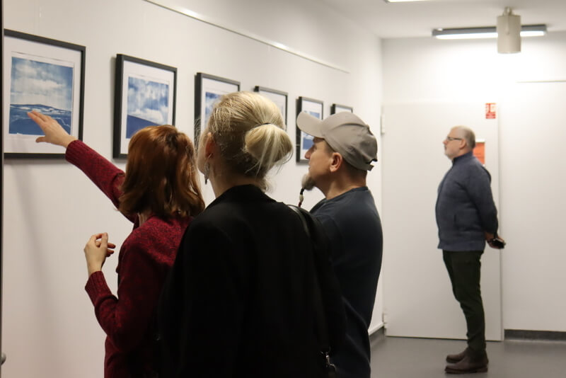 Publiczność zwiedzająca wystawę