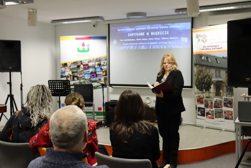 Kobieta stojąca przed sceną