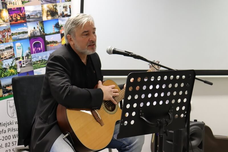 Mężczyzna grający na gitarze