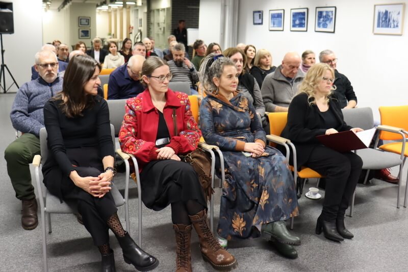 Publiczność siedząca na krzesłach