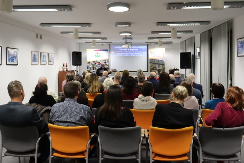 Publiczność siedząca na krzesłach