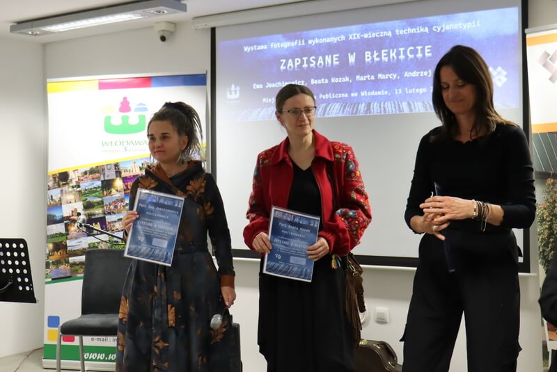 Trzy kobiety stojące na scenie