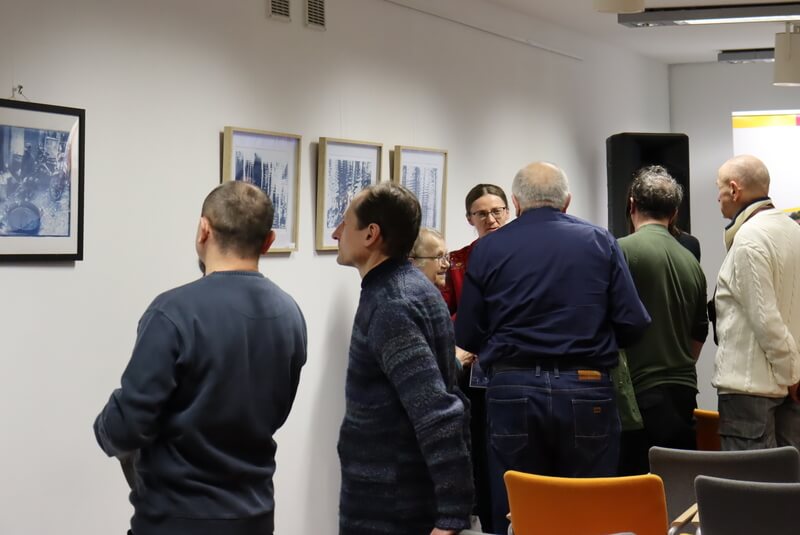 Publiczność zwiedzająca wystawę