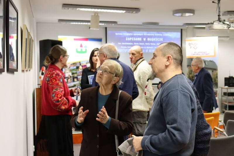 Publiczność zwiedzająca wystawę