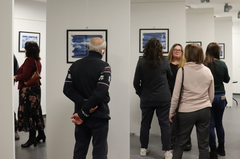 Publiczność zwiedzająca wystawę